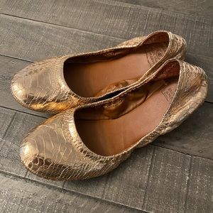 Metallic rose gold snake skin flats